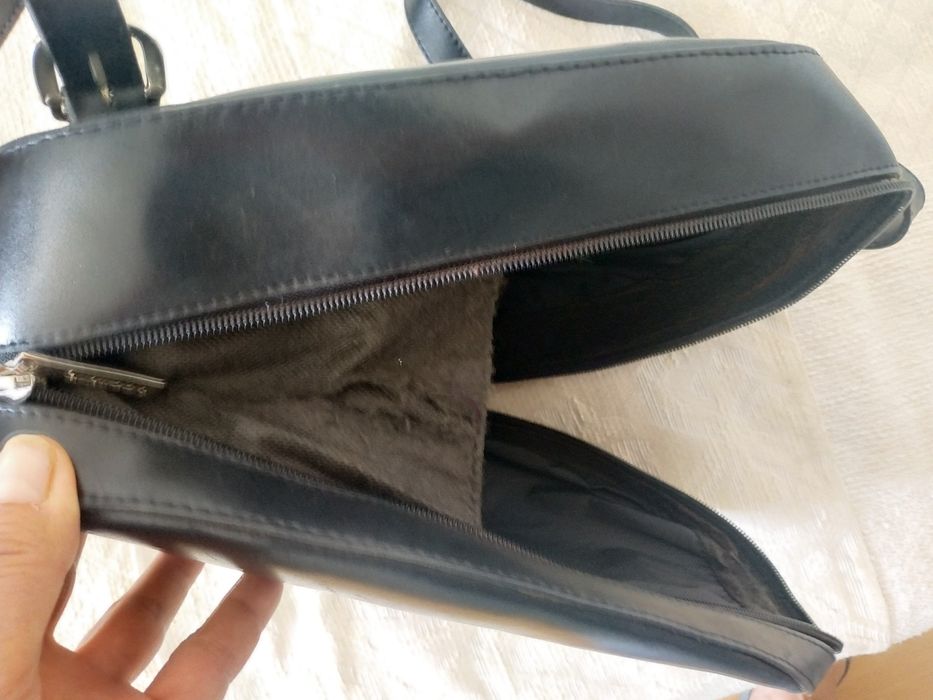Mochila preta em pele polida
