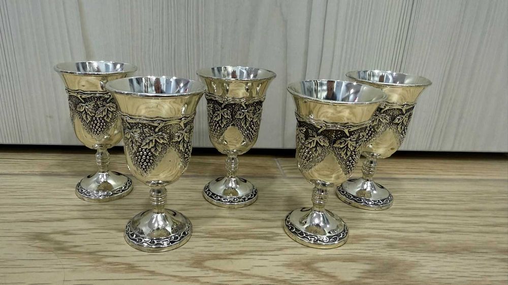 Набір рюмок на підносі