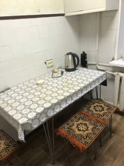 Продам квартиру на Алмазному . Поруч з зупинкою.