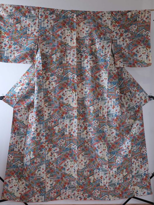 Białożółte japońskie kimono komon w kwiaty