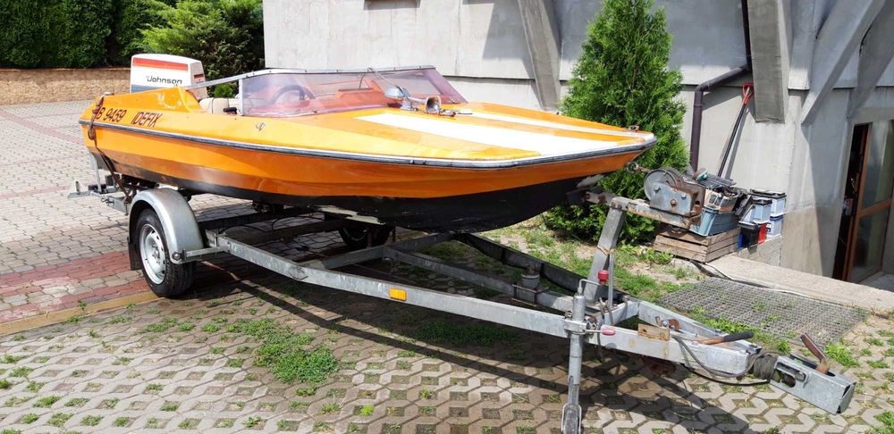 Motorówka z silnikiem zaburtowym Johnson 70KM