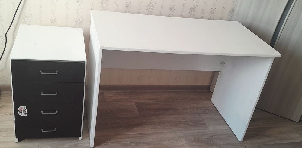 Письмовий стіл з тумбочкою