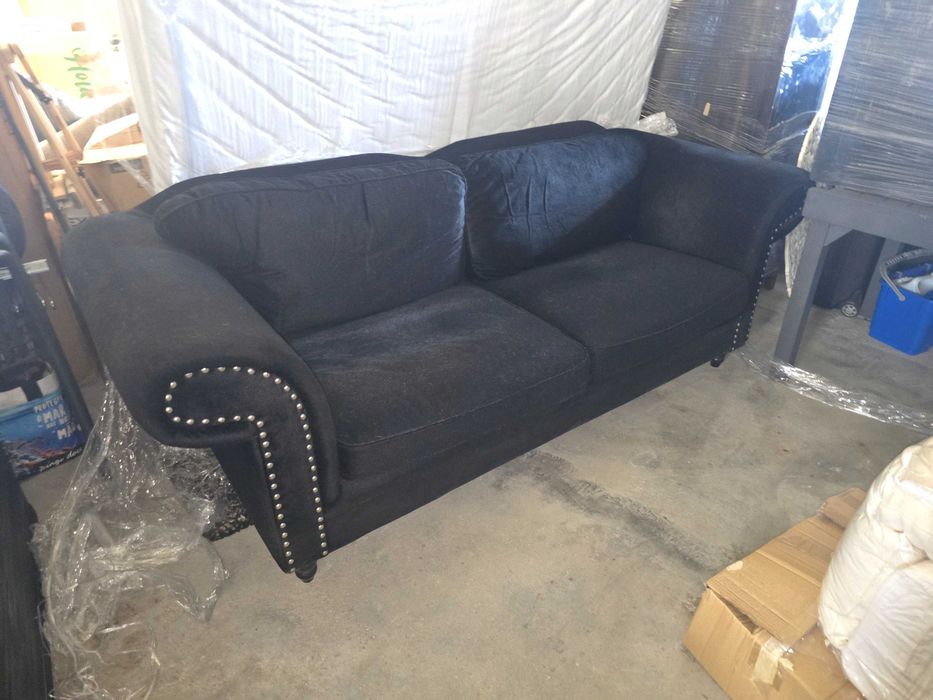 Sofá Chesterfield em veludo preto (2 lugares) – Excelente estado!