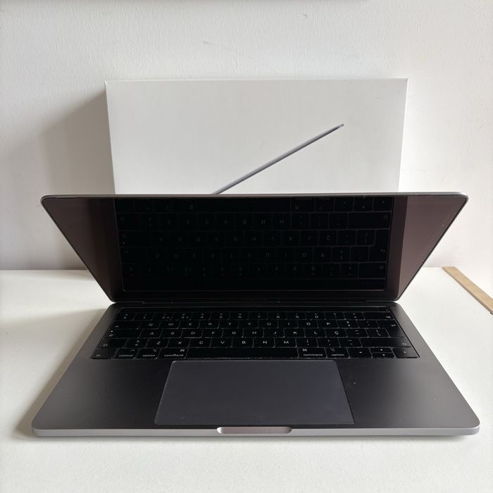 MacBook Pro 13', 2018, with Touch Bar, 4 Thunderbolt Ports, 250 GB, 8 GB RAM64751786597890120