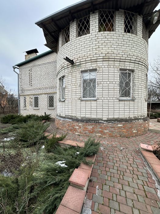 Продам двоповерховий житловий будинок у м. Лозова