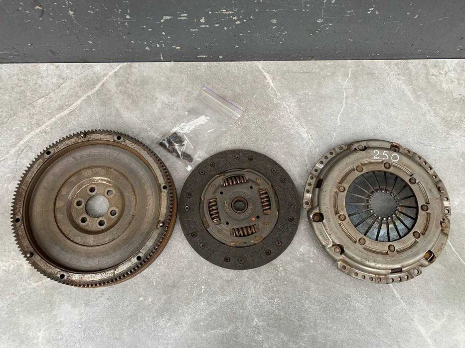 Комплект зчеплення Маховик VW Gof 7 Passat B8 Tiguan Skoda Octavia A7