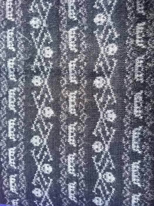 Шарф длинный с черепами