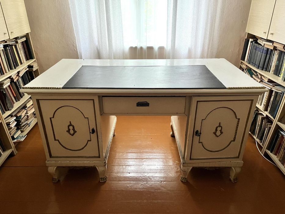 Антикварний дерев‘яний стіл