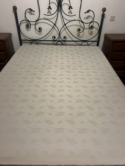 Cama estilo antigo + colchão