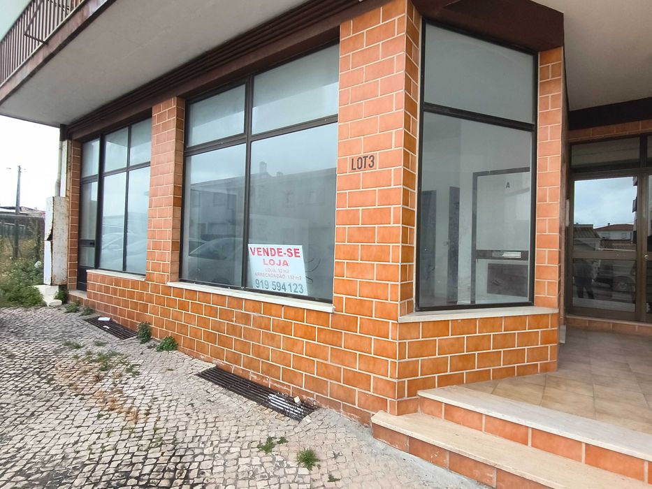 Loja com Arrecadação de Grandes Dimensões e Potencial de Conversão em Habitação | Marinha Grande