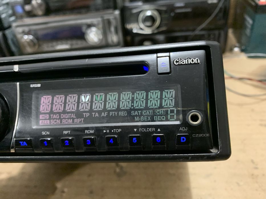 Автомагнітола магнітола Clarion CZ200E