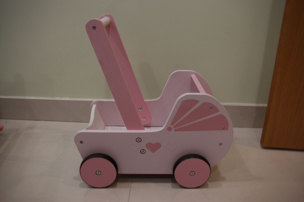 Berço e carrinho de bebê de brinquedo para menina