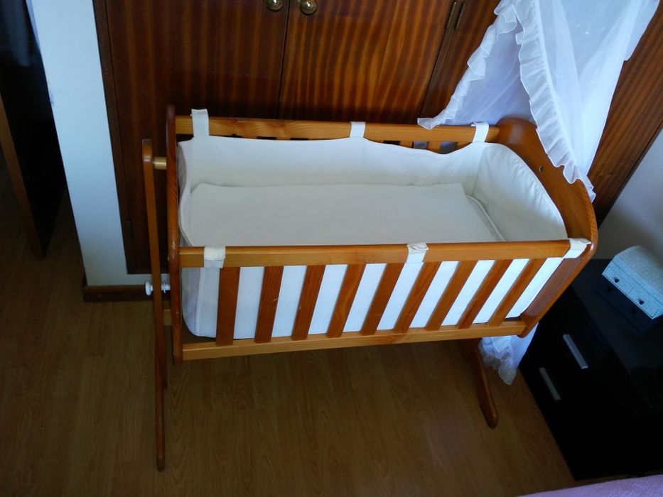 Cama de bebé com colchão
