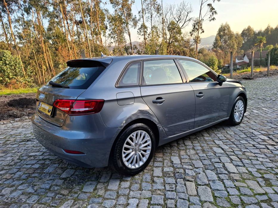 Audi A3 Sportback 1.6 TDI Design 135 Mil Kms Nacional de 2017/10