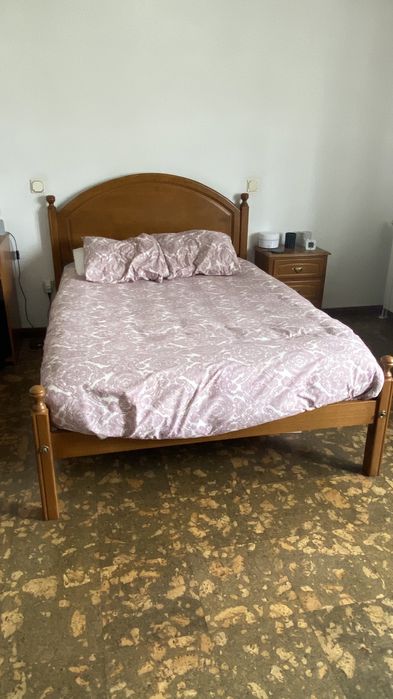 Cama de casal em madeira