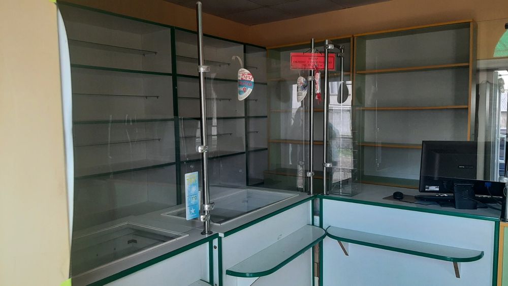 Полички в ідеальному стані..