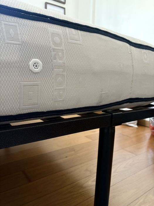 Colchão (1.60m x 2.00m) e cama