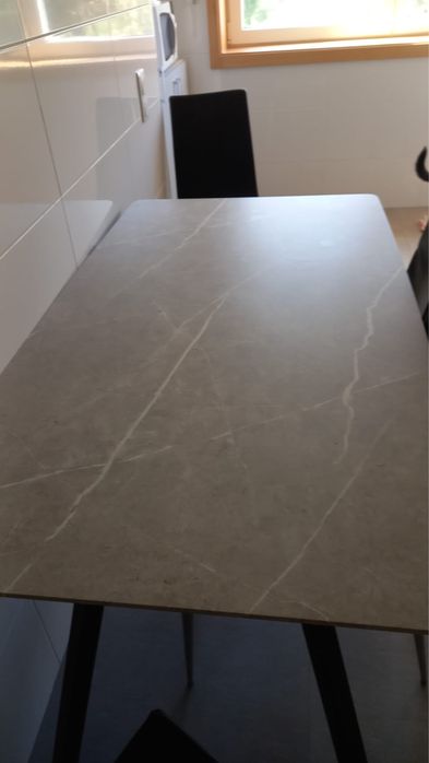 Mesa c tampo cinza pernas pretas