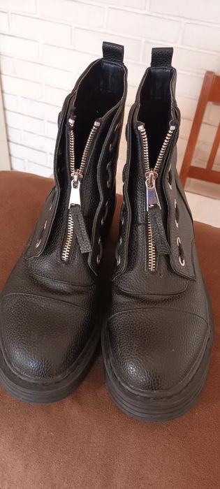 Nowe. Czarne trapery