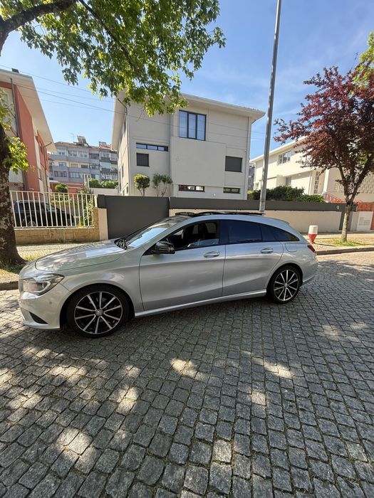 Mercedes CLA 180d Shooting Brake com teto panorâmico
