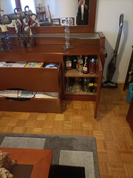 Aparador com espelho inserido em cerejeira como novo