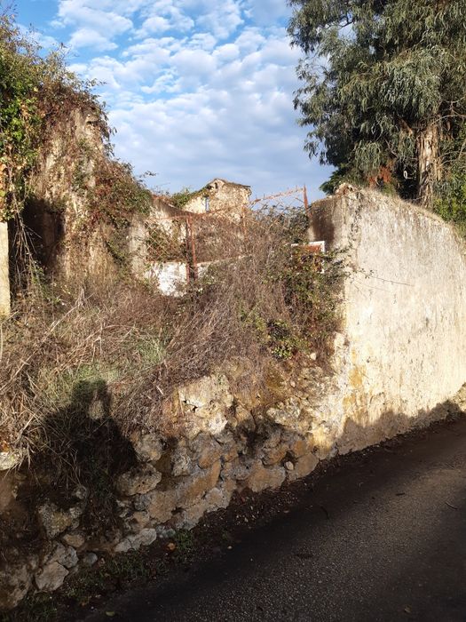 Casa em ruina com óptima acessibilidade