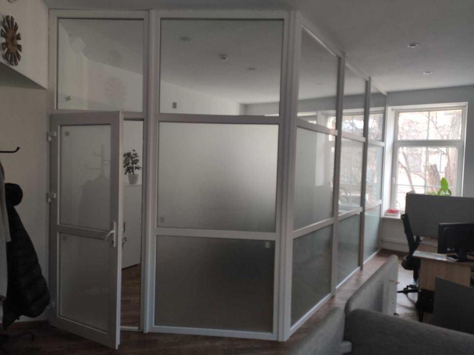 Перегородки офисные стеклянные, пластиковые, алюминиевые.