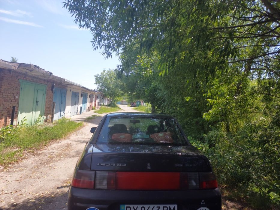 Автомобіль ваз 211040