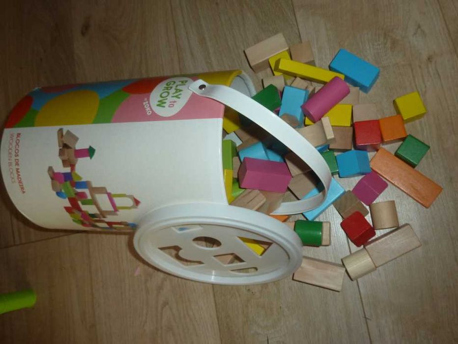 Brinquedos didáticos em madeira