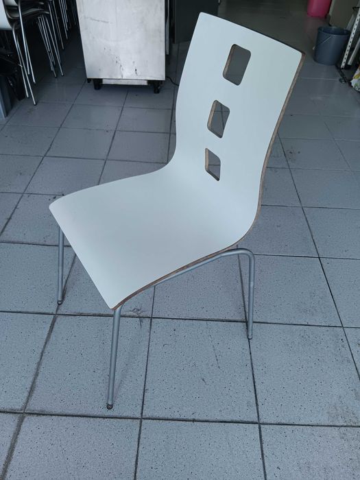 Conjuntos de cadeiras e mesas