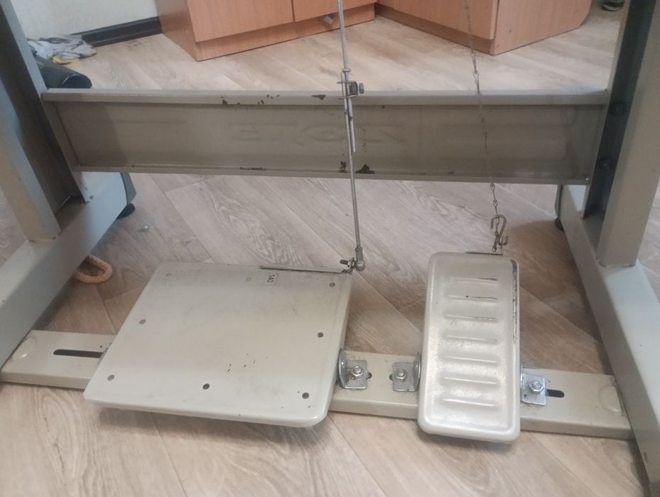 Продам оверлок на 220