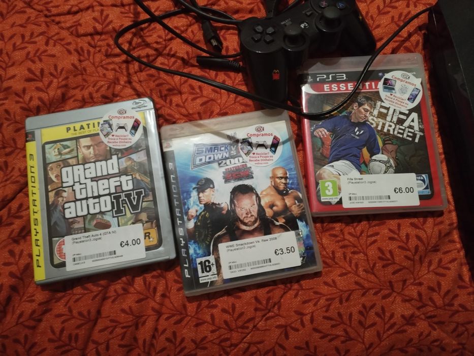 PS3 com jogos e fios