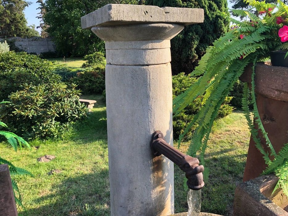 Zabytkowa Fontanna z Piaskowca
