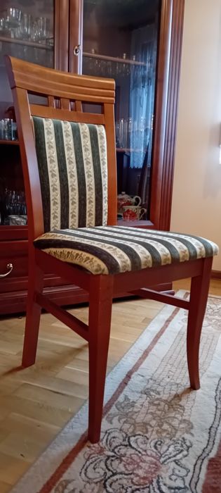 Stół z 4 krzesłami. Nie używany, jak nowy. Super jakość