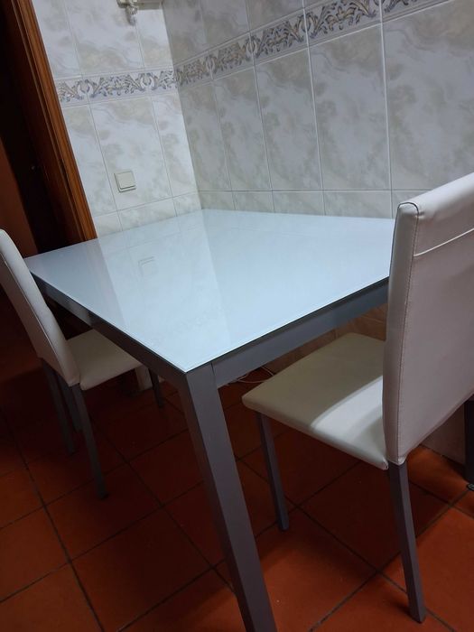 Conjunto mesa e cadeiras de cozinha.