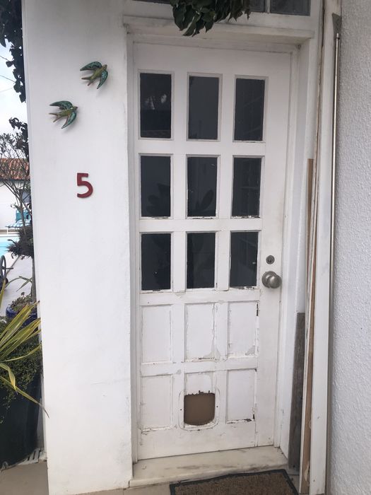 Porta  madeira com furação para uma gateira