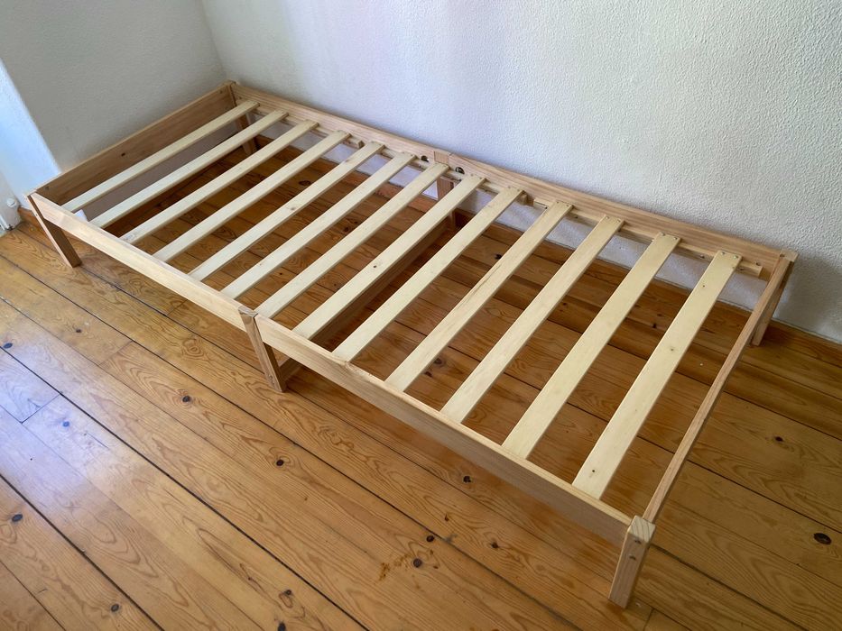 Sofá-cama de madeira com colchão e almofadas (EN: sofabed)