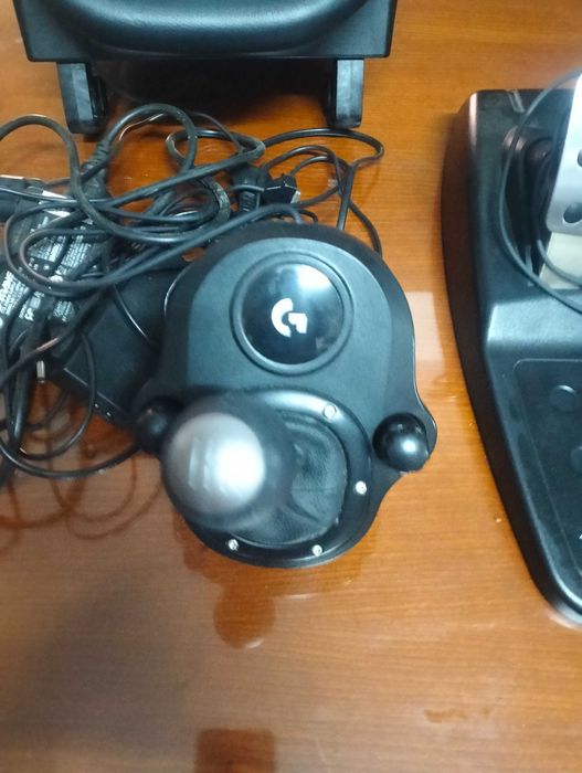 Volante, pedais e mudanças Logitech