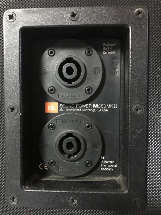 Colunas JBL com alguns cabos de ligação