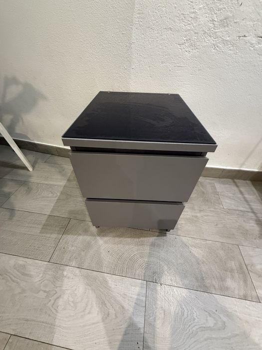 Mesa de cabeceira cinza com tampo em vidro