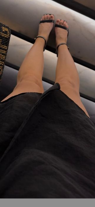 Czarne sandały na stabilnym obcasie.