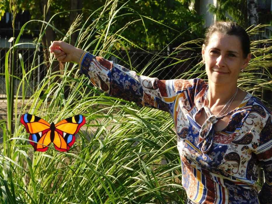 Motyl witrażowy słoneczny