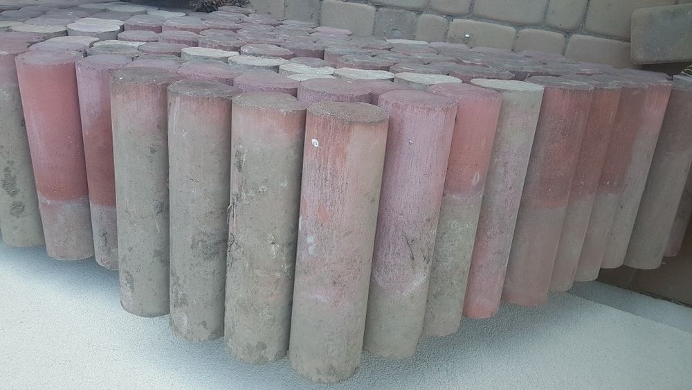 Palisada ogrodowa betonowa czerwona 40 cm