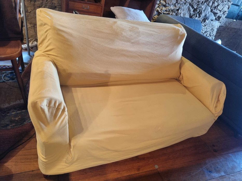 Sofa de dois lugares usado GRATIS a quem venha buscar em S. D. Carmões