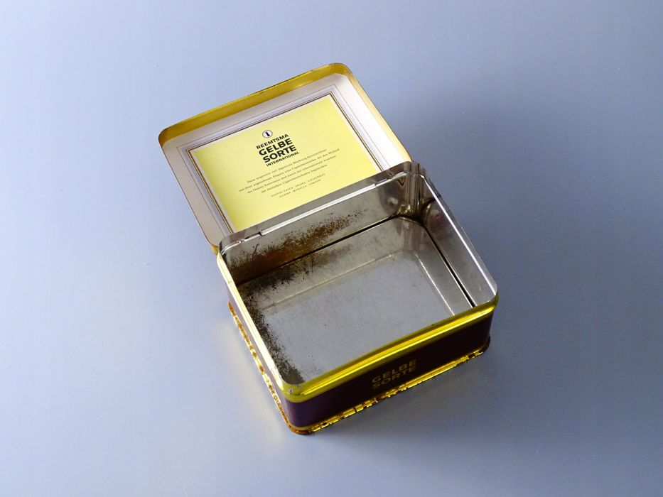 gelbe sorte stara metalowa puszka po papierosach