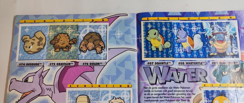 Álbum Pokémon Merlin (1999). Faltam apenas 12 Cromos.