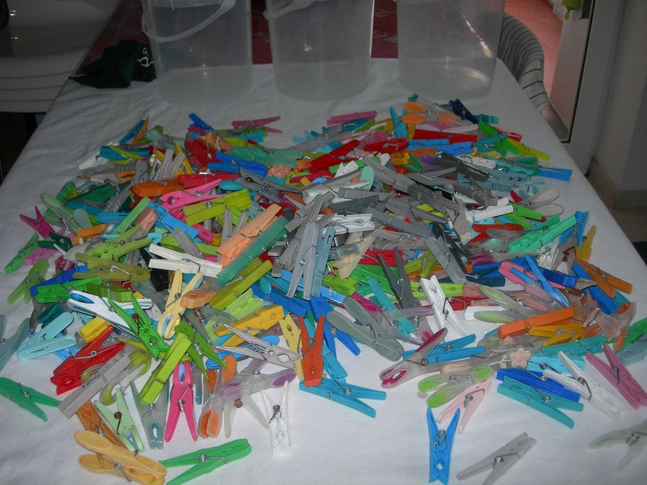 Molas da roupa. Plásticas usadas.