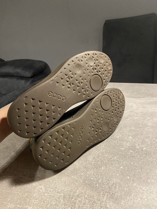 Продам кроссовки ecco