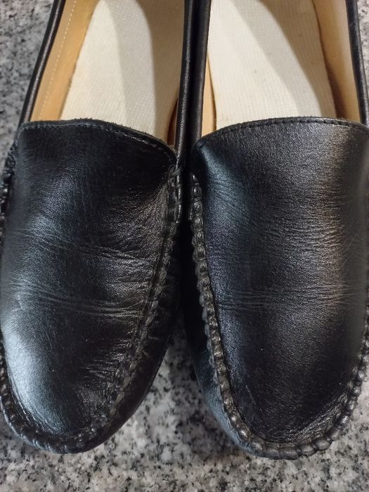 Sapatos pretos em pele