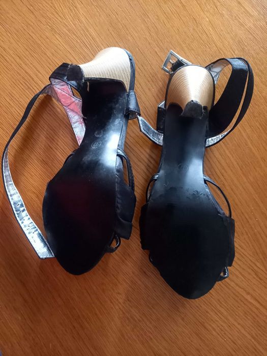 Sapatos pretos de cerimónia